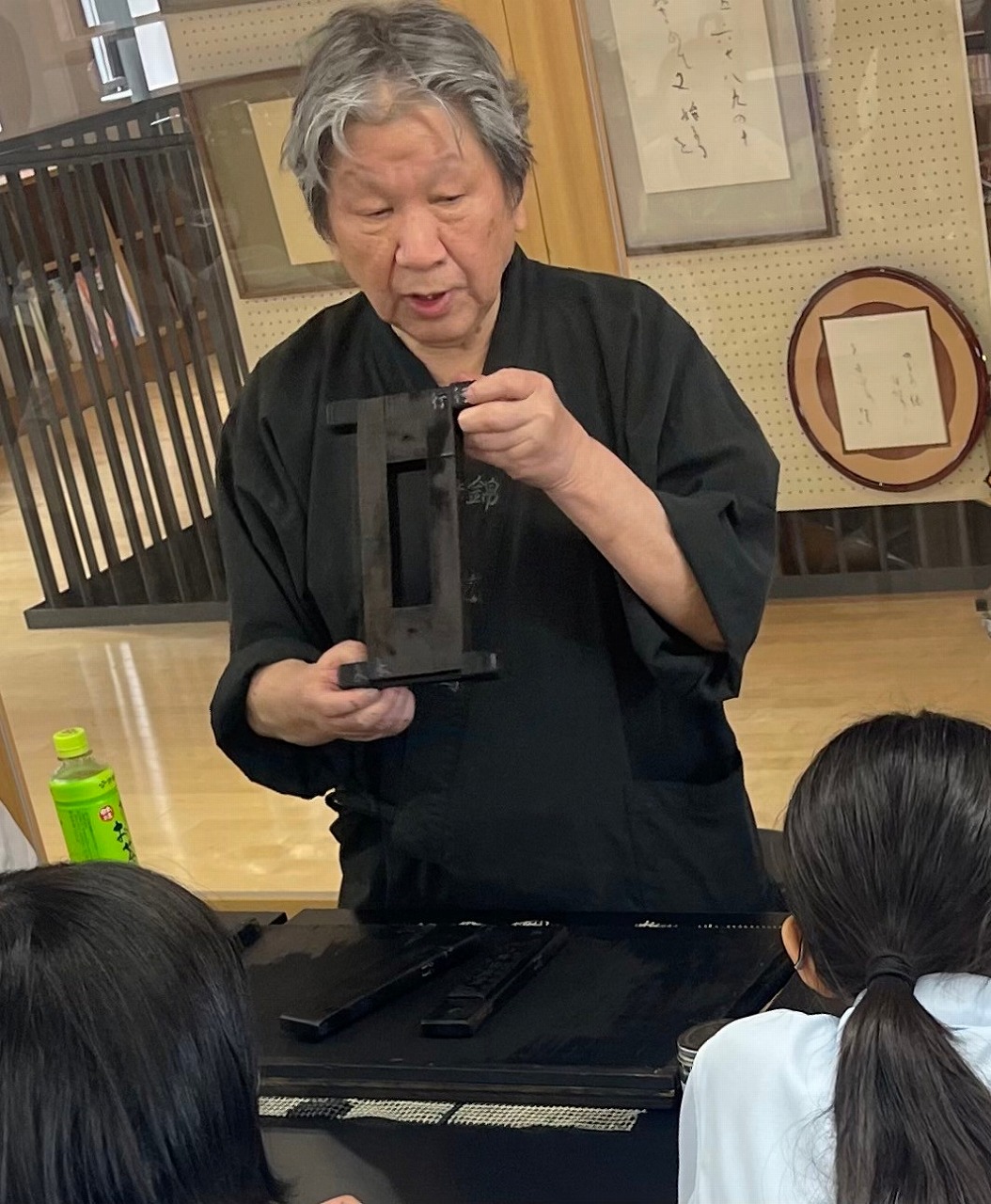 京都光華中学校での墨の授業