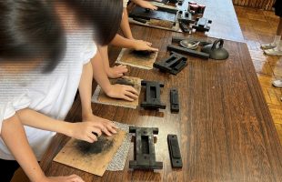 墨づくり職人体験授業｜橿原市立耳成西小学校