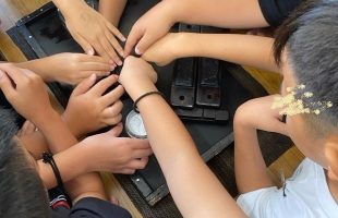 瓦を使って墨磨り体験｜奈良市立飛鳥小学校